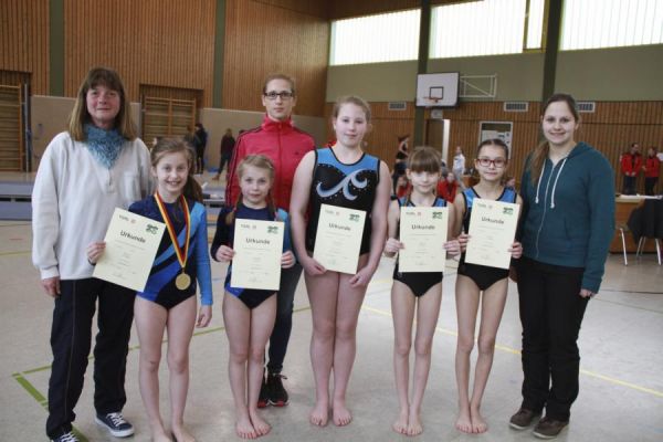 von Links: Nika Flato, Viona Weiß, Fabienne Holländer, Valeria und Xenia Luft. Dahinter die Trainerinnen Monika Fuchs, Valentina Flato und Ann-Kathrin Schowtjak